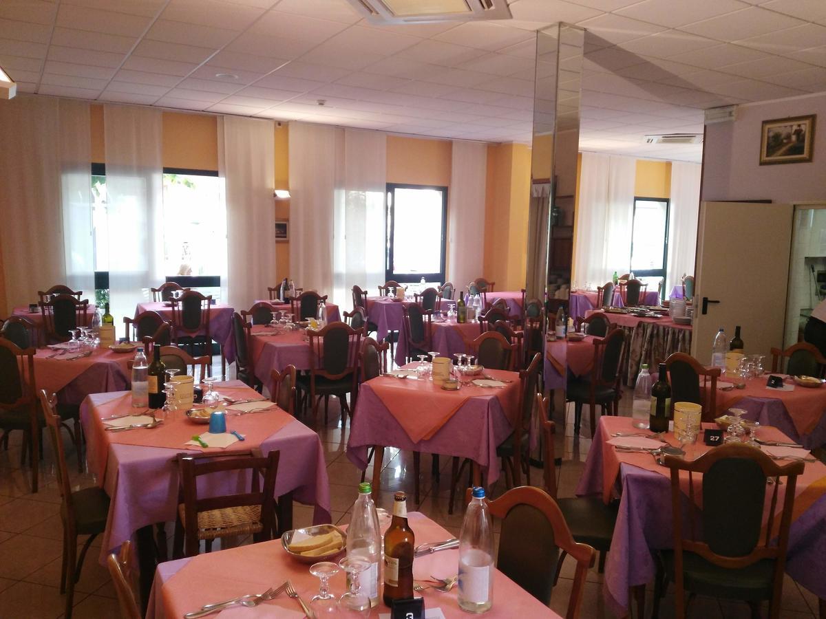 Hotel Marittimo Rimini Luaran gambar